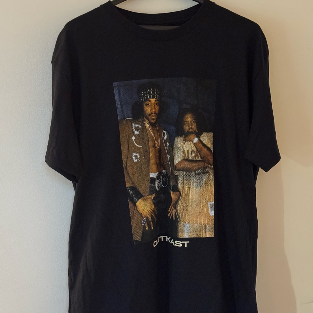 Unisex Outkast Black Graphic Tee Size L